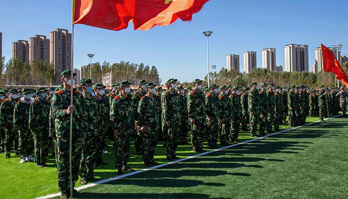 半岛手机网页版隆重举行2022级新生开学典礼暨军训总结表彰大会